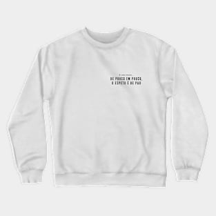 De pouco em pouco, o espeto é de pau - Classic brazilian proverb Crewneck Sweatshirt